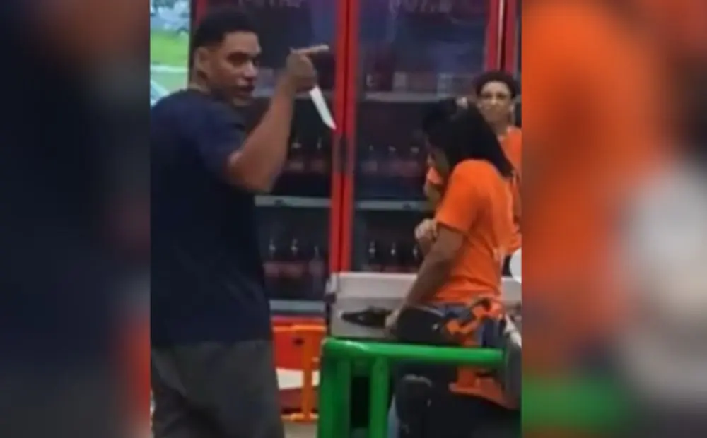 Homem ameaçando funcionária com faca em atacadão em Manaus
