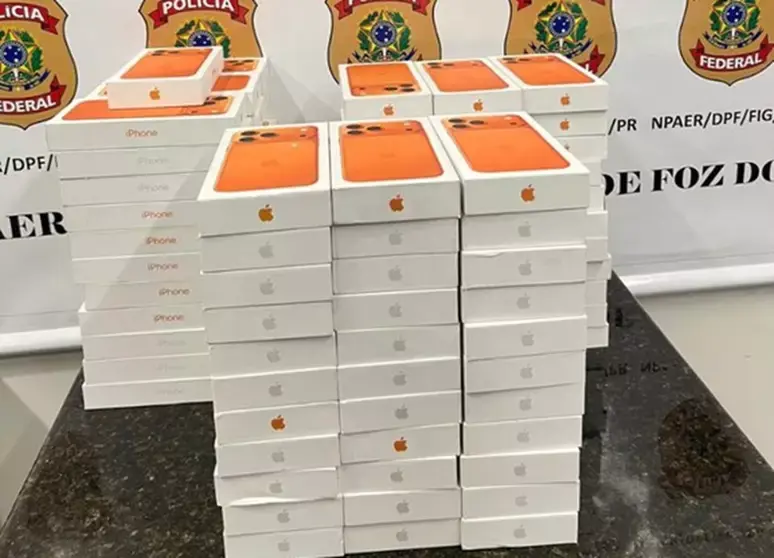 Homem é preso ao tentar embarcar com cerca de 100 iPhones em malas