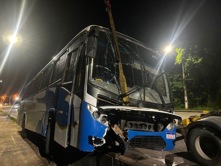 Ônibus perde o controle e atinge barreira de proteção na Avenida das Torres em Manaus