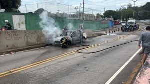 Carro pegando fogo na Avenida Darcy Vargas em Manaus