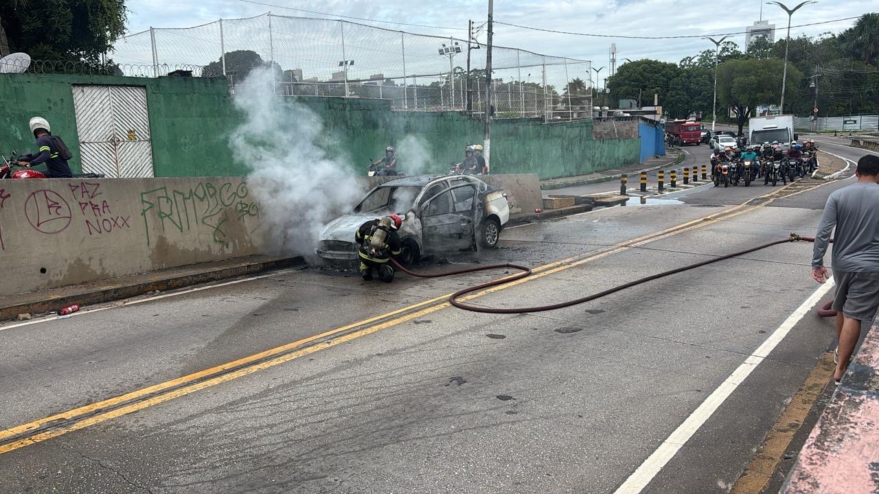 Veja vídeo: carro fica destruído ao pegar fogo em avenida de Manaus