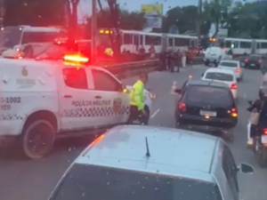 motocicleta caída no asfalto após acidente em manaus
