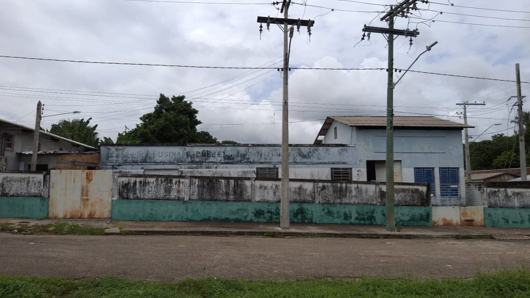Trabalhadores realizando manutenção na rede elétrica em rua de Manaus durante o dia.