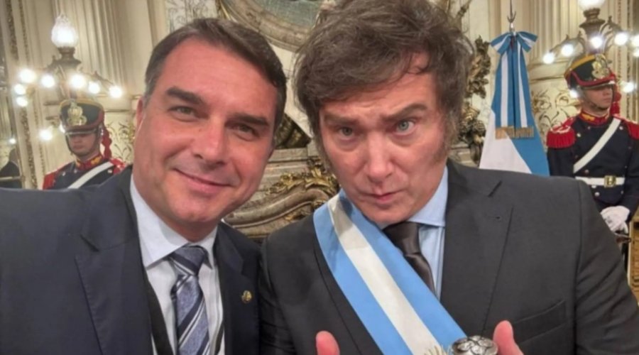 Milei começa a voltar os olhos para eleições no Brasil e declara apoio a família Bolsonaro