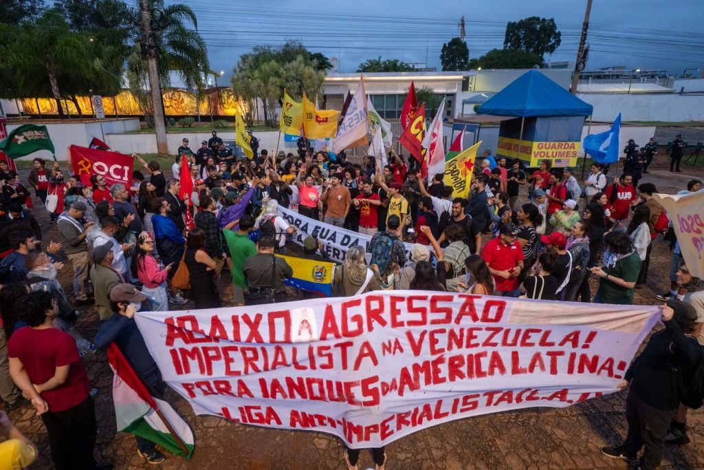 Enquanto venezuelanos comemoram, militantes da esquerda brasileira fazem manifestação pedindo “Maduro livre”