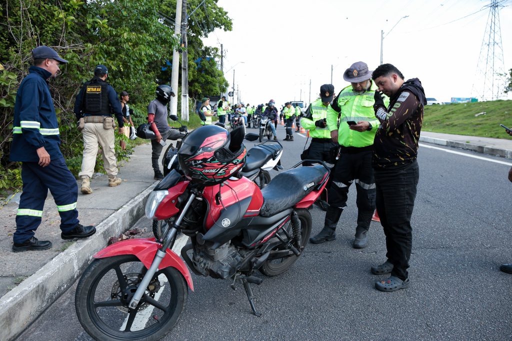 Fotos - Operação do IMMU apreende veículos que realizavam transporte clandestino em Manaus