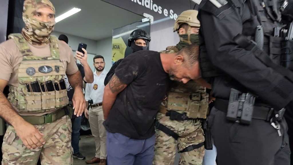 Pai é escoltado para audiência de custódia em Manaus após confessar assassinato do próprio filho