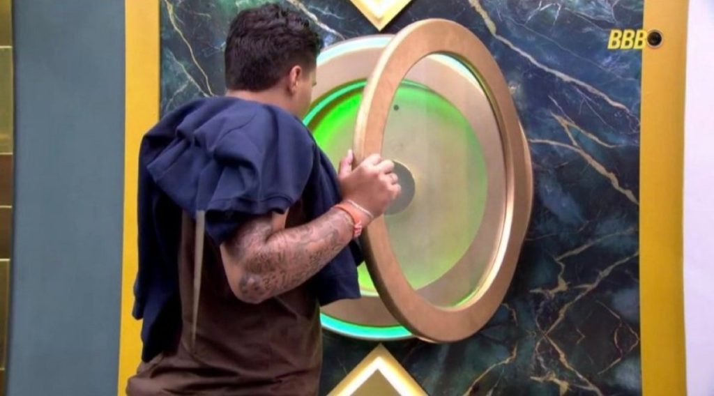 Pedro aperta botão e desiste do BBB 26; assista