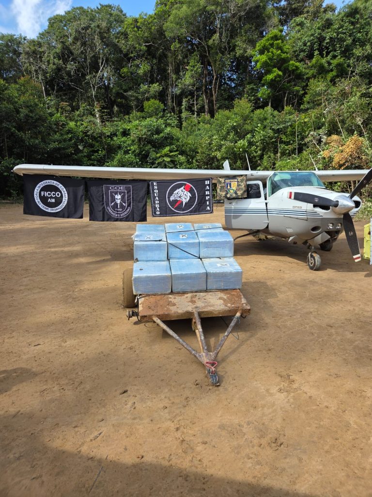 FICCO/AM apreende 500 kg de cocaína em área de mata em Maués, próxima a uma pista clandestina usada por voo vindo da Bolívia, e recolhe duas armas de fogo. A operação teve apoio da FAB, Gefron e forças de MT e do AM, e mira rota aérea internacional do tráfico na Amazônia.