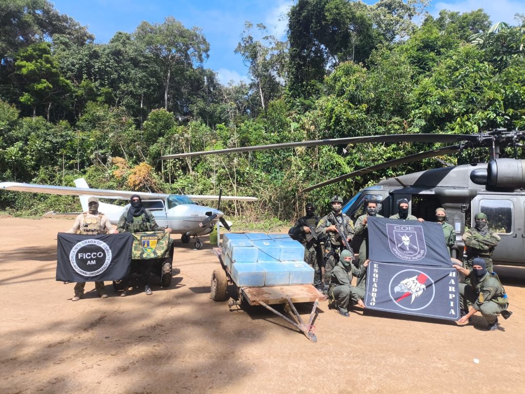 imagem da apreensão de cocaína e armas em maués
