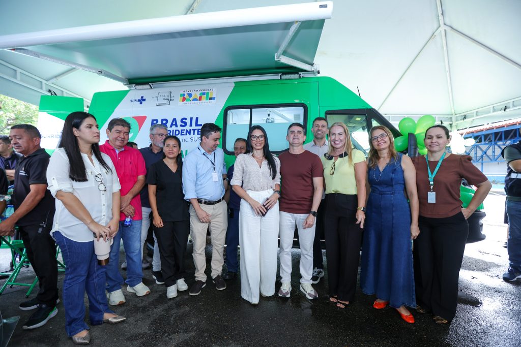 Foto do Prefeito David Almeida entrega primeira unidade odontológica móvel da Atenção Primária em Manaus
