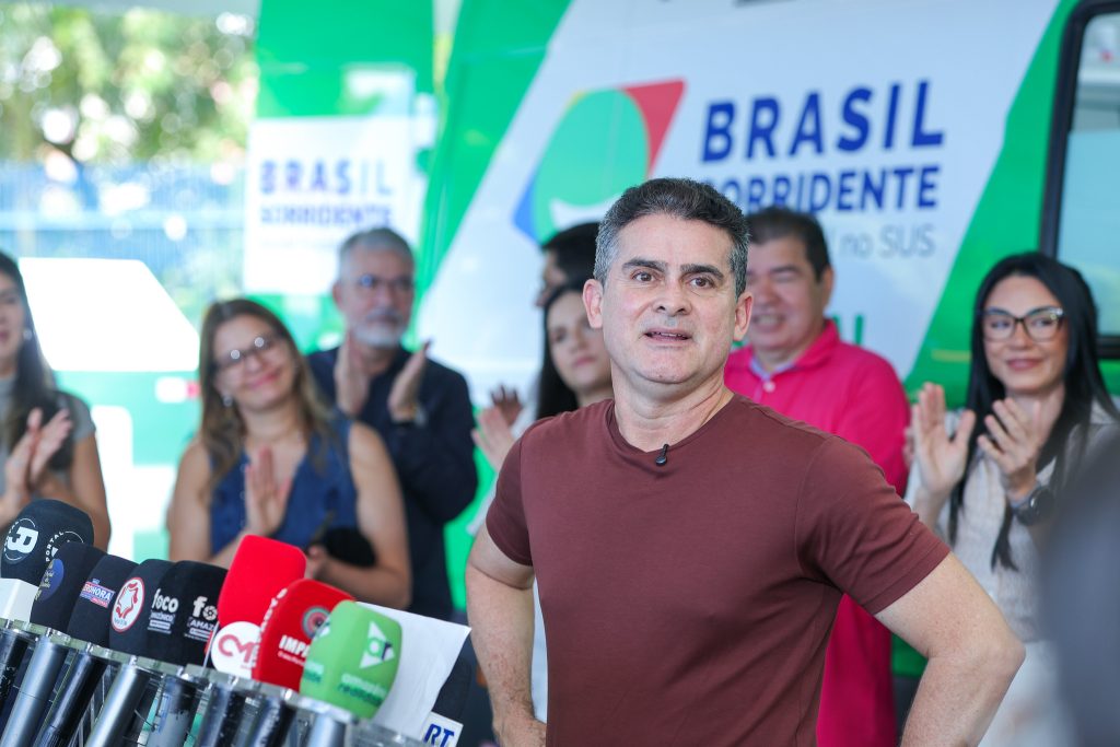 Prefeito David Almeida entrega primeira unidade odontológica móvel da Atenção Primária em Manaus