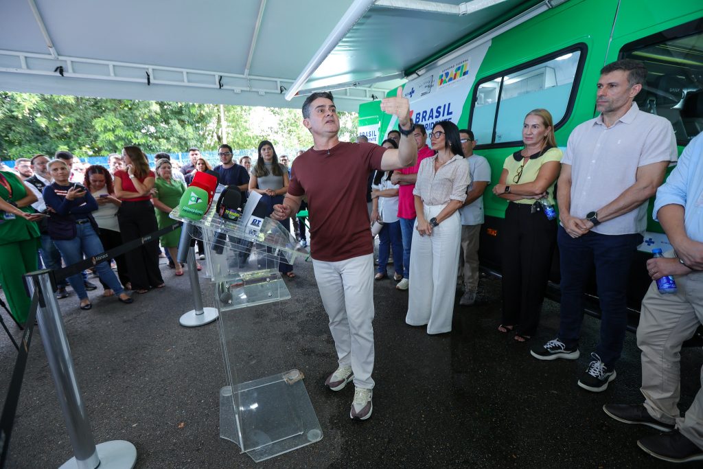 Foto do evento -Prefeito David Almeida entrega primeira unidade odontológica móvel da Atenção Primária em Manaus
