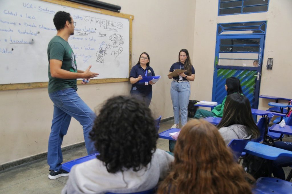 imagem que ilustra o controle na educação pelo tce-am