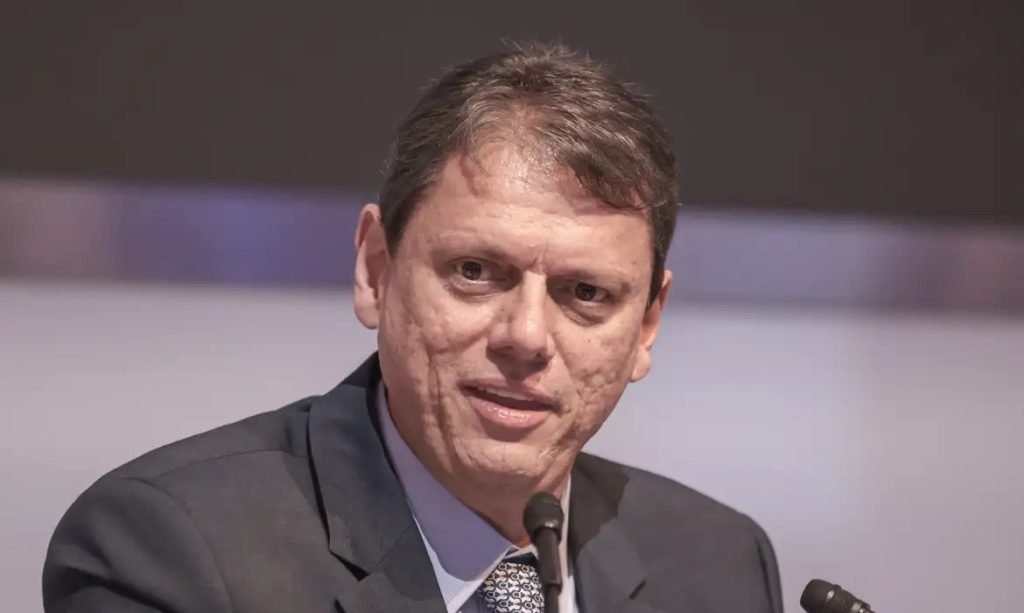 Governador Tarcísio de Freitas durante declaração sobre crise moral no Brasil.