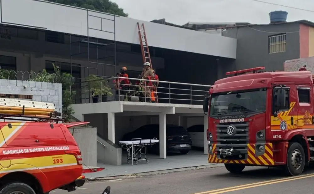 Trabalhador em galeria comercial em Manaus