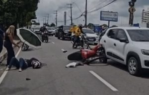 Foto da cena do acidente entre motocicleta e carro em manaust