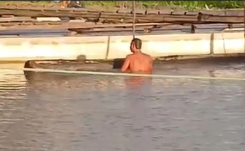 Homem desaparece no rio Solimões e irmão mergulha em desespero no porto de Manacapuru