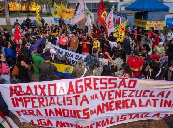 Enquanto venezuelanos comemoram, militantes da esquerda brasileira fazem manifestação pedindo “Maduro livre”