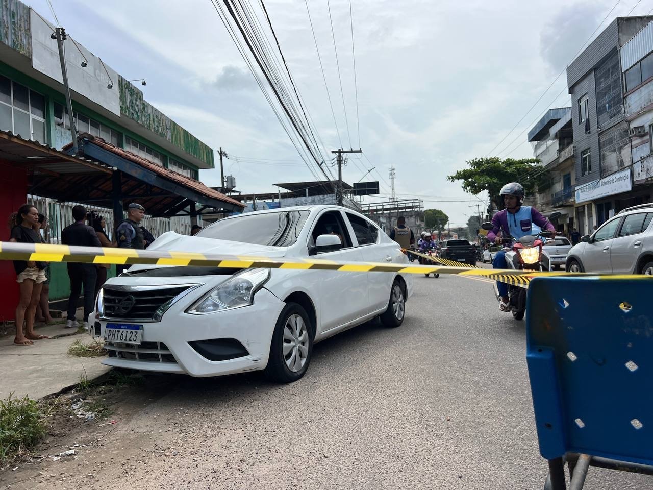 Carro onde Francinaldo de Sena foi encontrado morto no bairro Educandos em Manaus