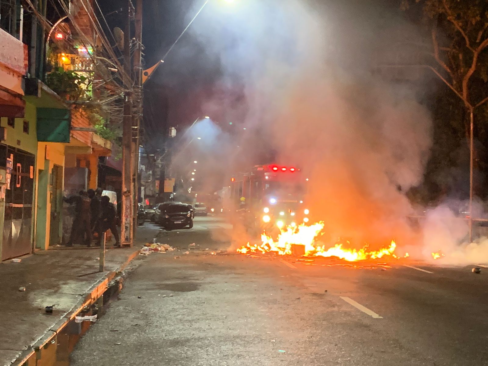 Manifestantes bloqueiam trecho da Avenida Brasil em Manaus com pneus queimados em protesto por morte de jovem.