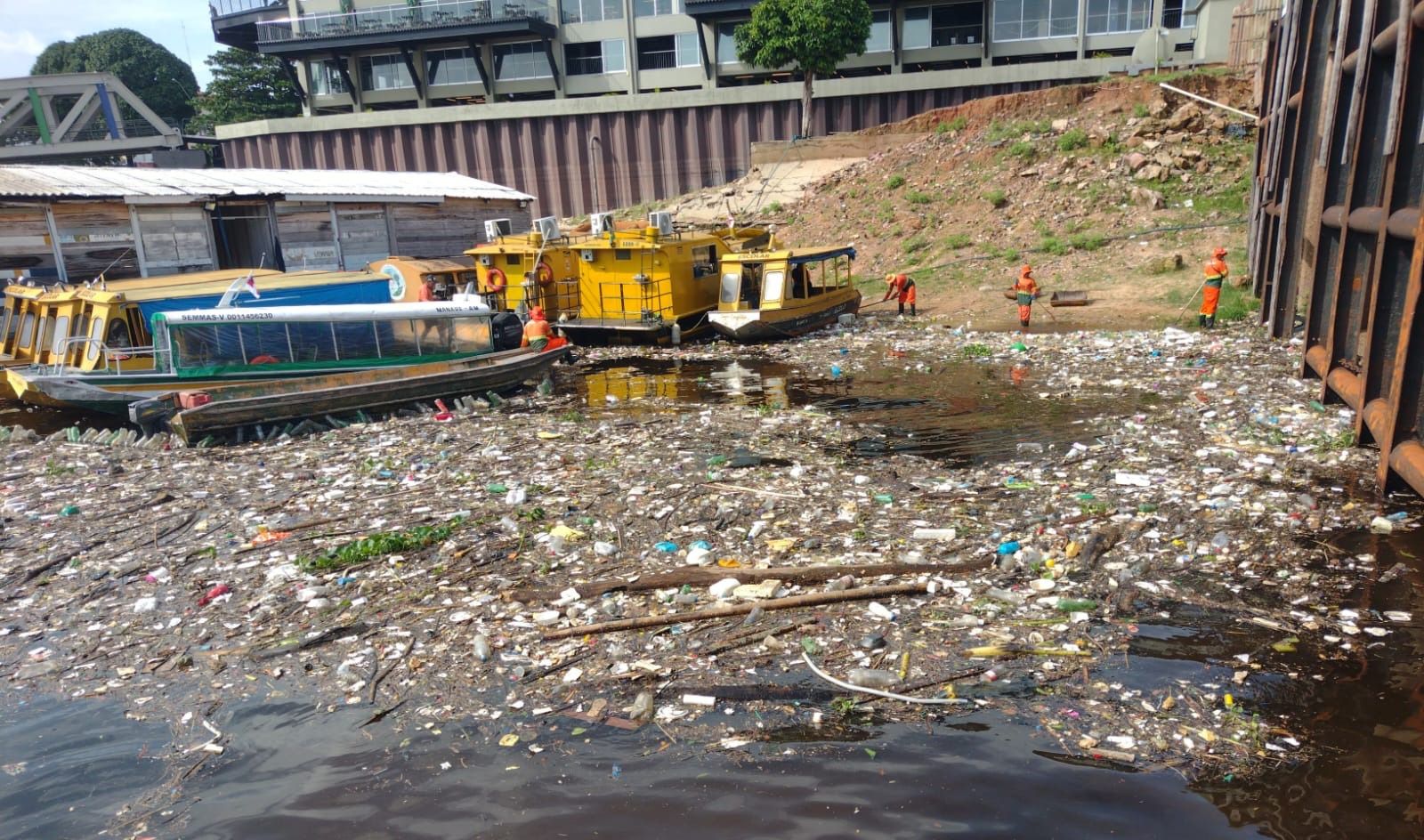 Limpeza na orla do rio Negro em Manaus após chuvas intensas
