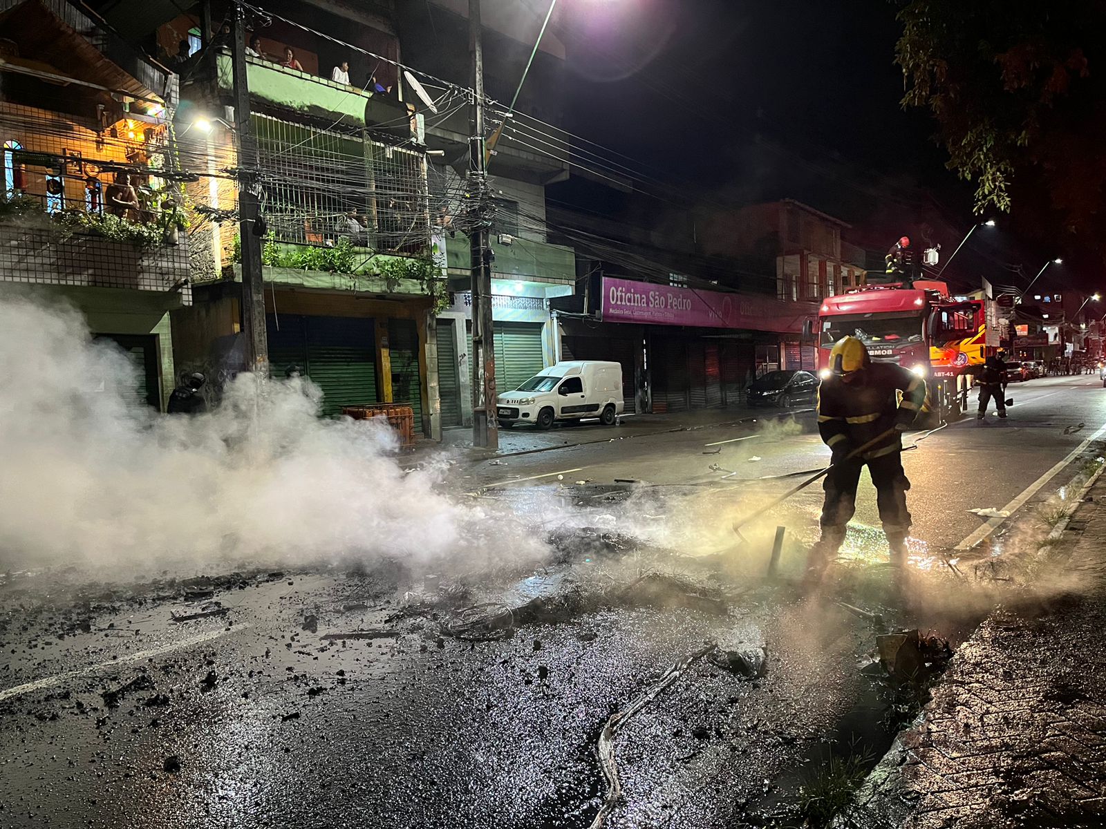 Manifestantes bloqueiam trecho da Avenida Brasil em Manaus com pneus queimados em protesto por morte de jovem.