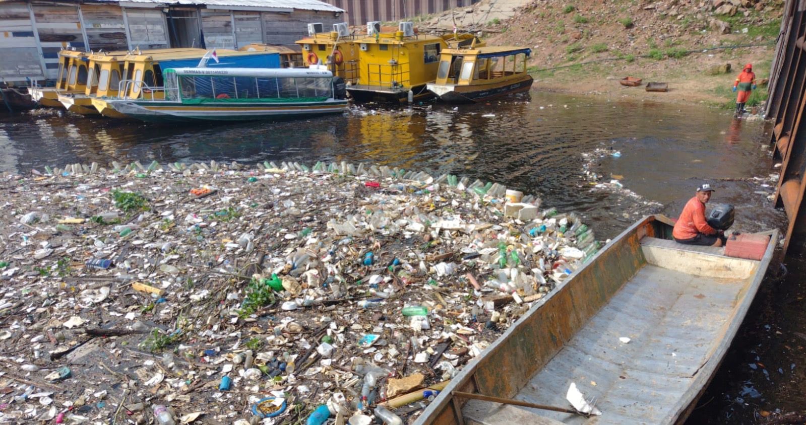 Limpeza na orla do rio Negro em Manaus após chuvas intensas