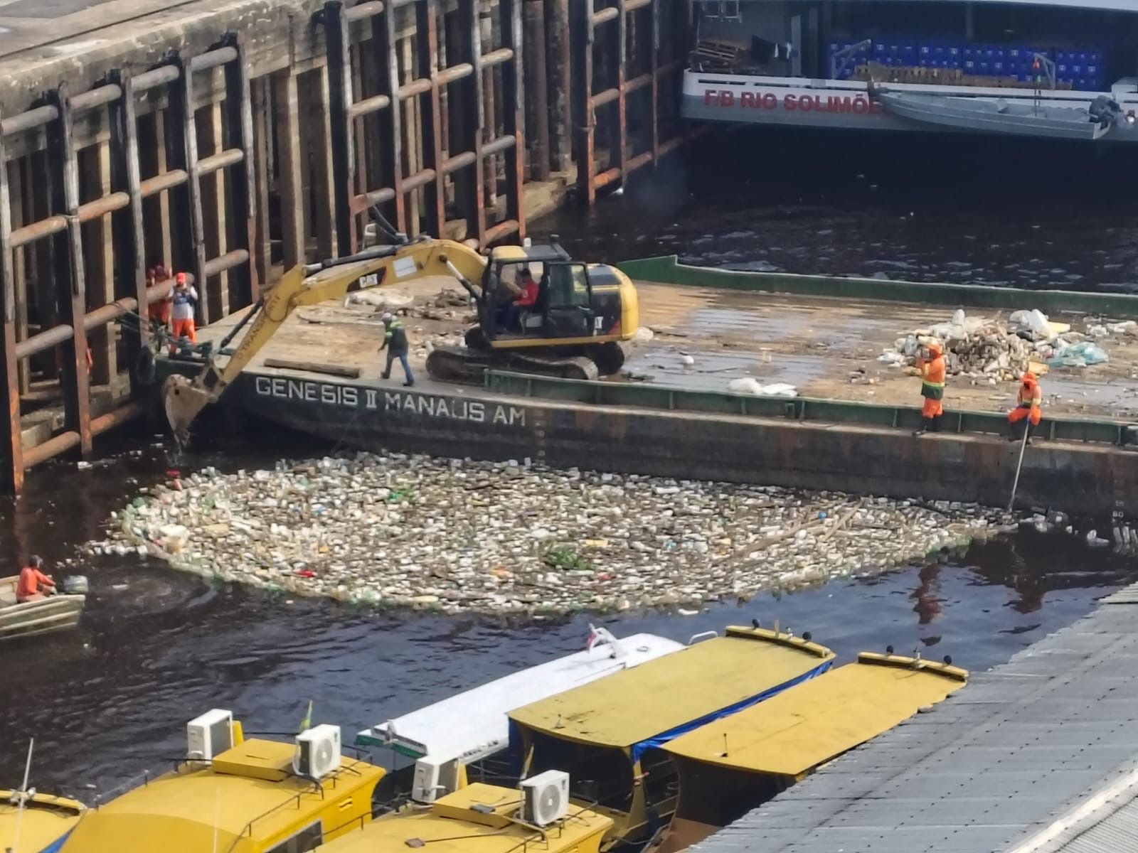 Limpeza na orla do rio Negro em Manaus após chuvas intensas