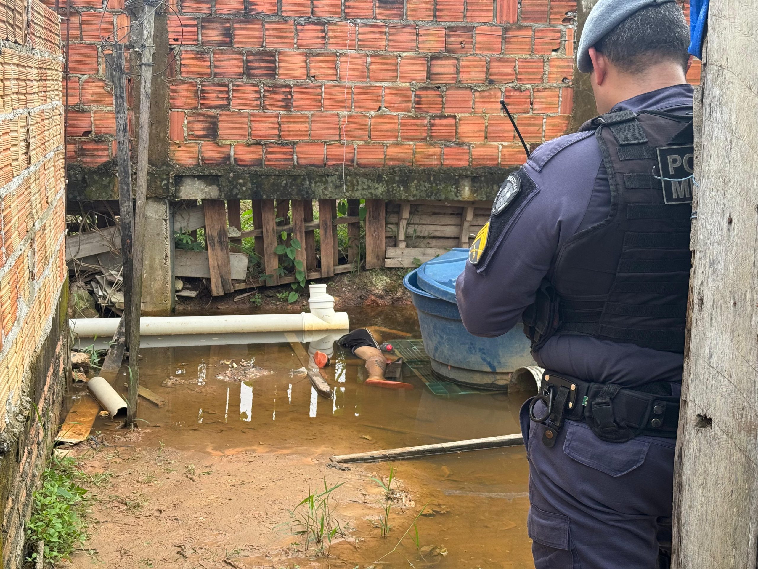 corpo encontrado em poça de água em manaus
