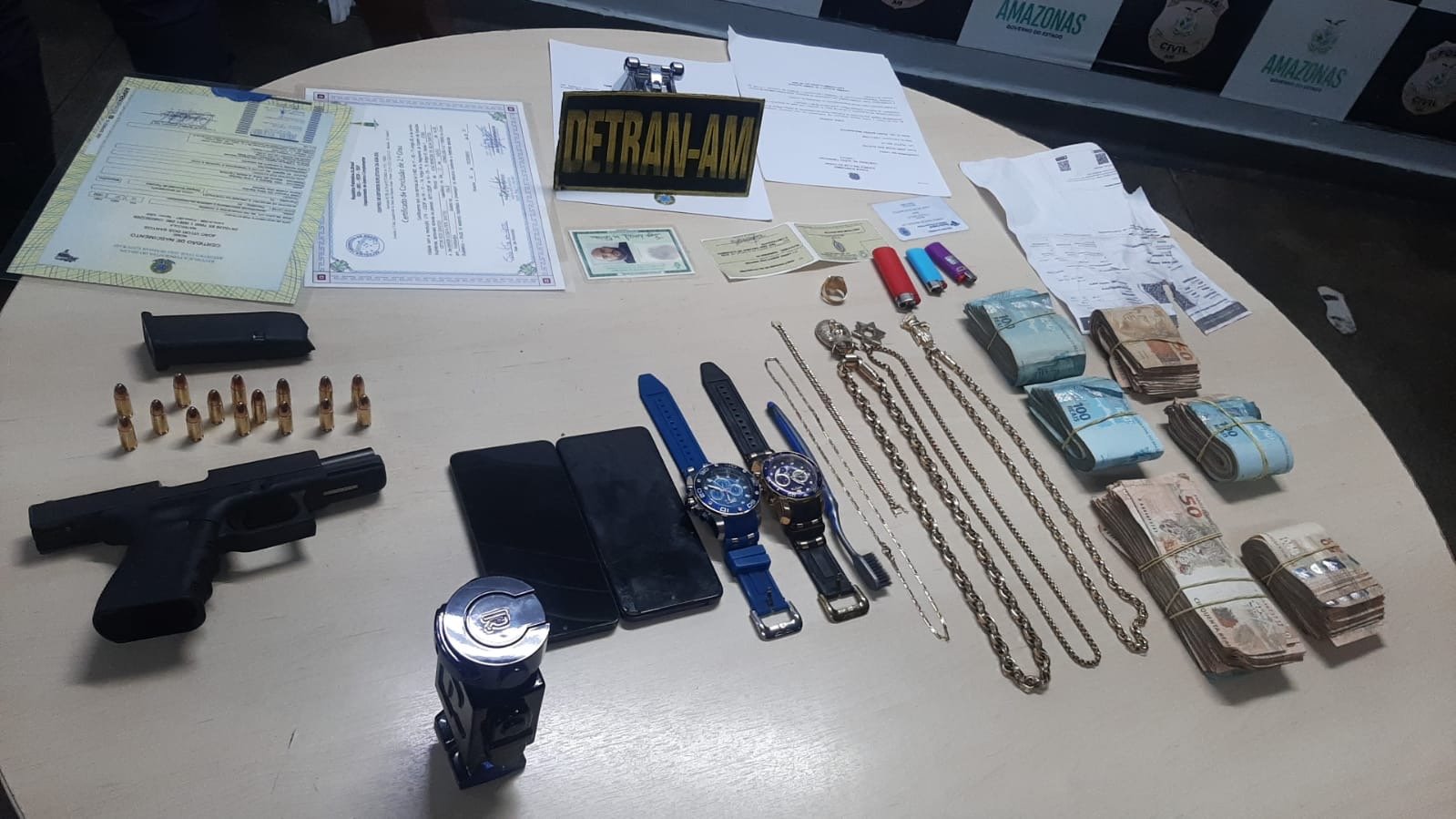 agentes do detran-AM durante operação de fiscalização em Manaus
