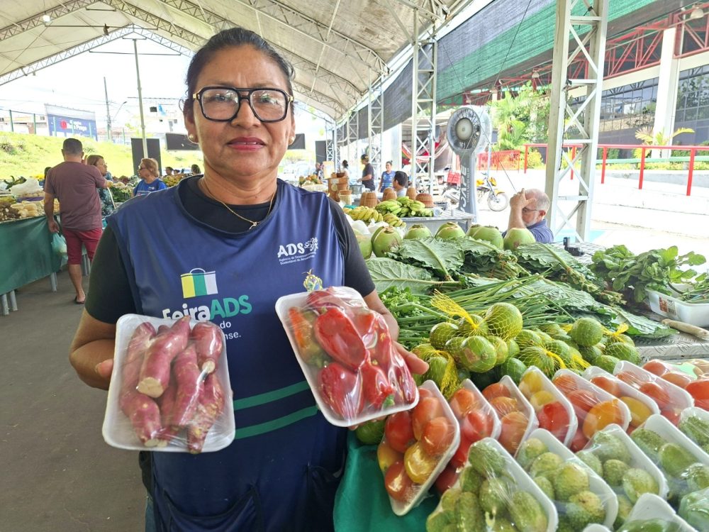 Banca de feira com frutas e legumes frescos de produtores regionais da ADS em Manaus