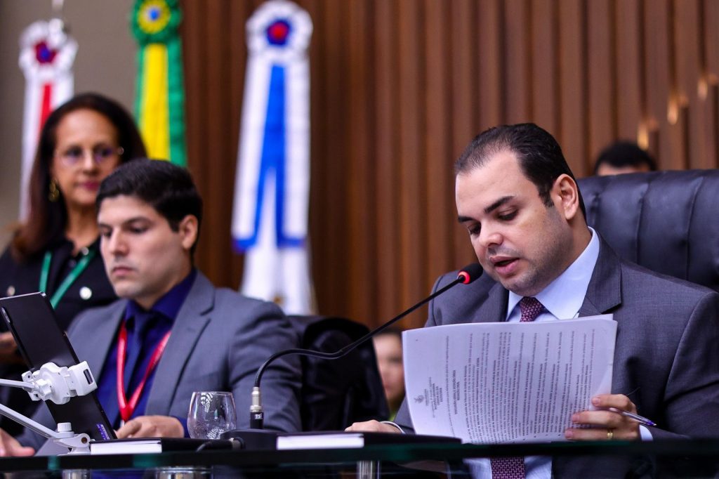 Deputado Roberto Cidade no plenário da Assembleia Legislativa do Amazonas defendendo projeto de proteção ao consumidor contra operadoras.