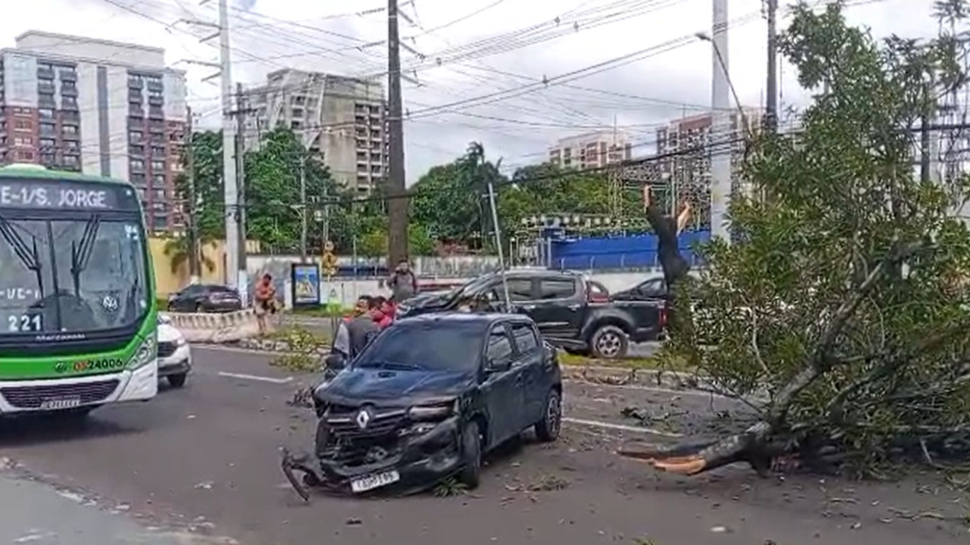acidente de trânsito entre carros na zona oeste de manaus