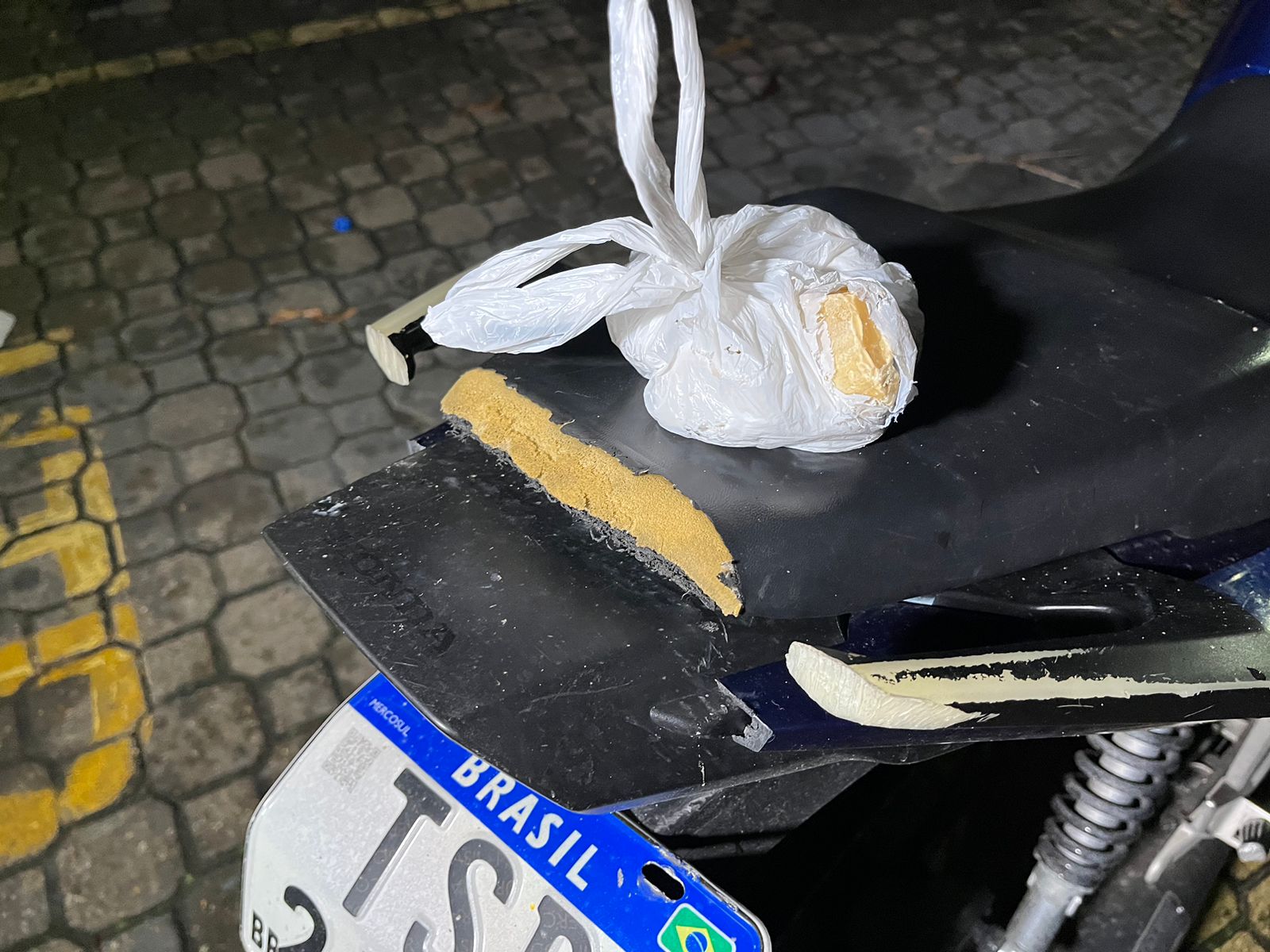 Adolescente apreendido com droga e motocicleta