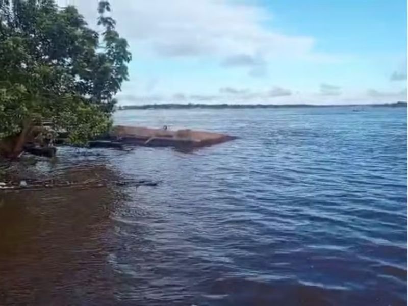balsa submersa no rio javari em benjamin constant