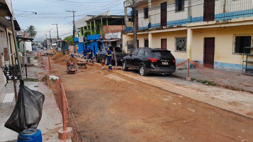 sinalização inadequada em obras de esgotamento sanitário em manaus