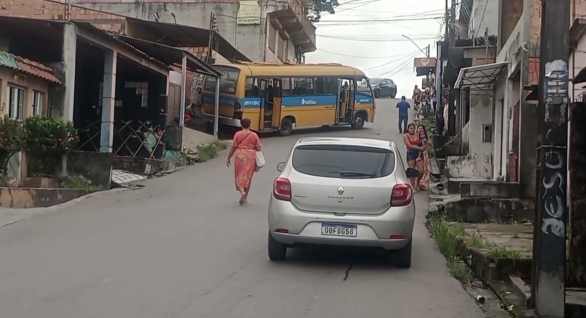 micro-ônibus que atingiu casa em manaus