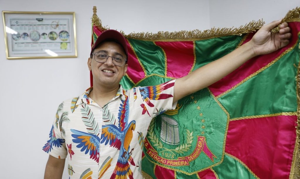 Desfile da Mangueira no Carnaval 2026 com o enredo sobre Mestre Sacaca