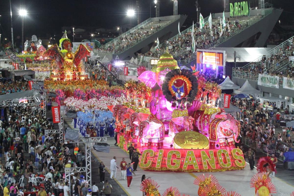desfile da escola de samba andanças de ciganos no carnaval de manaus 2026