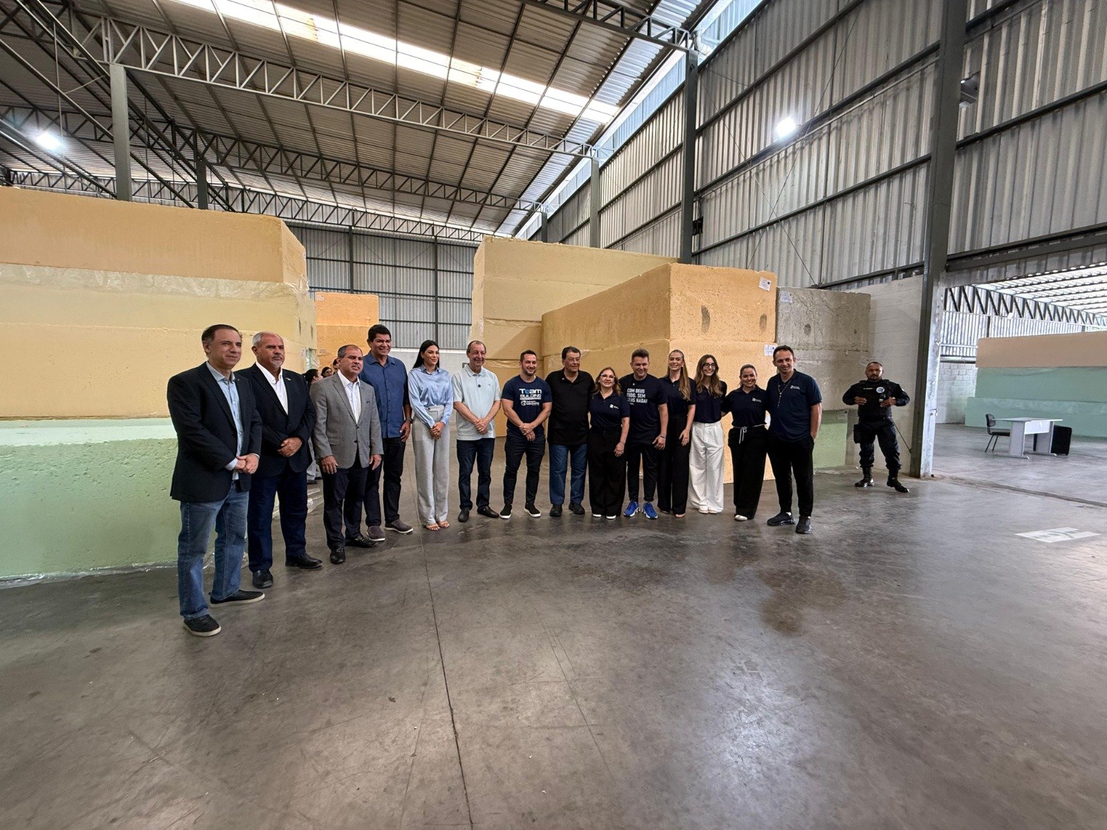 Visita de autoridades à fábrica da Rodrigues Colchões em Manaus
