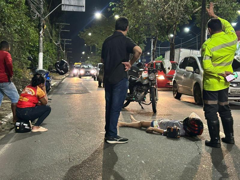 Motocicleta Honda Pop branca caída na Avenida Rodrigo Otávio após colisão com picape
