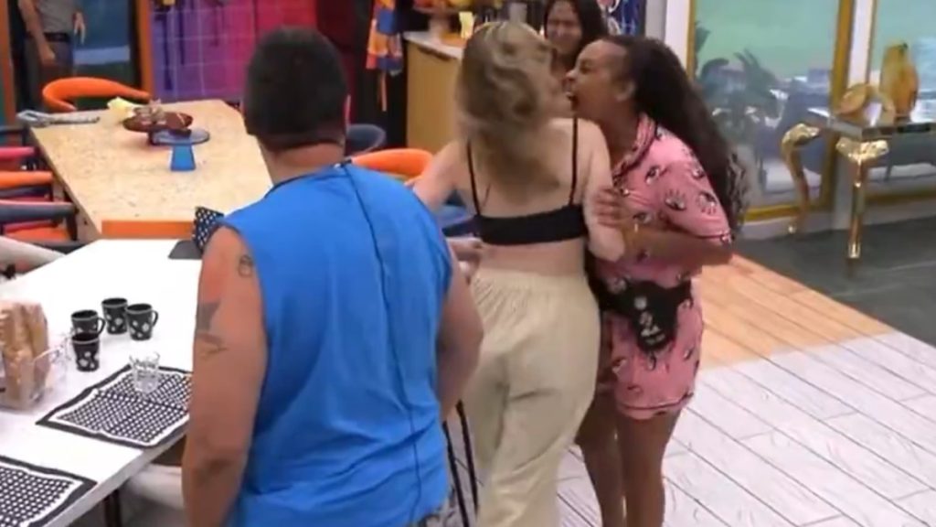 Imagem do desentendimento entre Sol Vega e Ana Paula Renault no BBB26