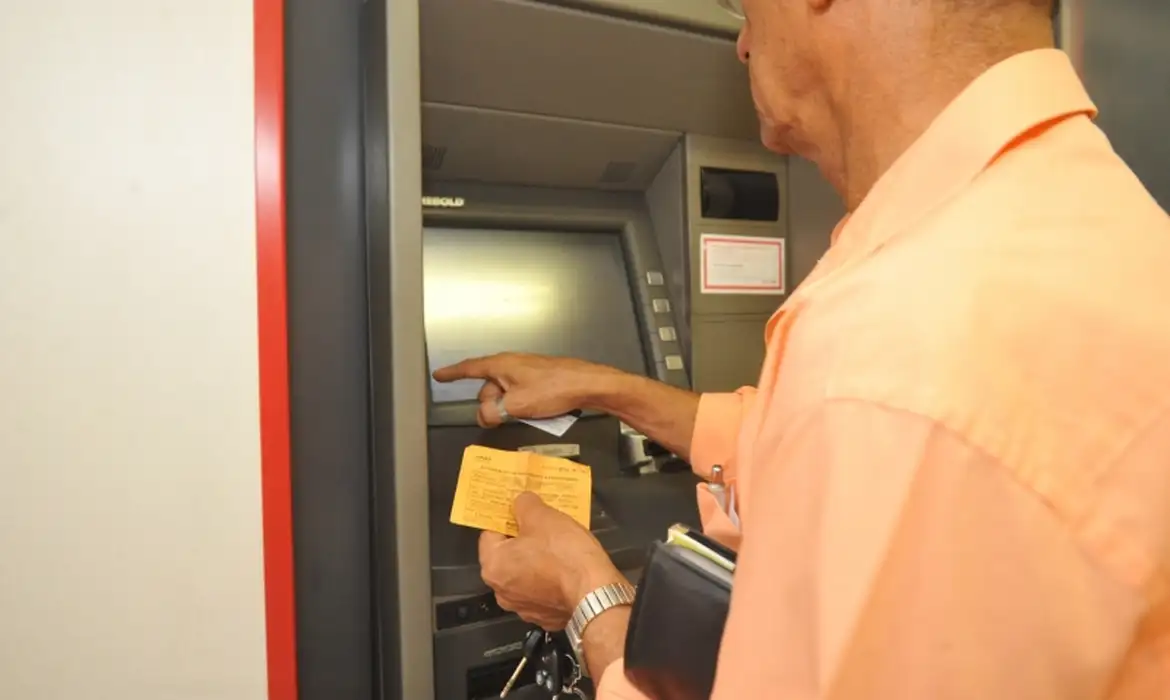 Bancos da Quarta-Feira de Cinzas voltam às 12h no Brasil, com prorrogação de contas vencidas no Carnaval sem multa ou juros até hoje. Priorize apps para evitar filas. Buscas por "horário bancos hoje" disparam pós-feriado – otimize com dicas Febraban pra captar tráfego urgente de finanças pessoais.