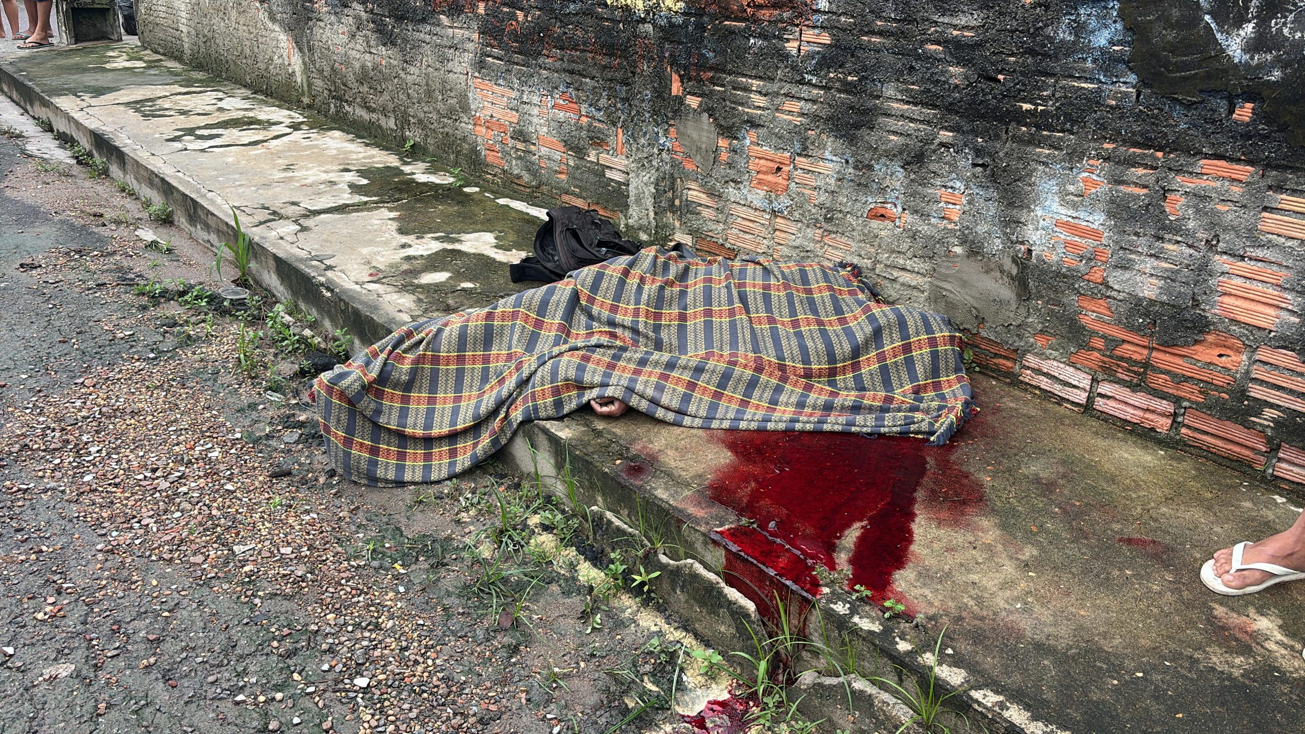 Local de crime isolado pela polícia militar após latrocínio no bairro Flores em Manaus