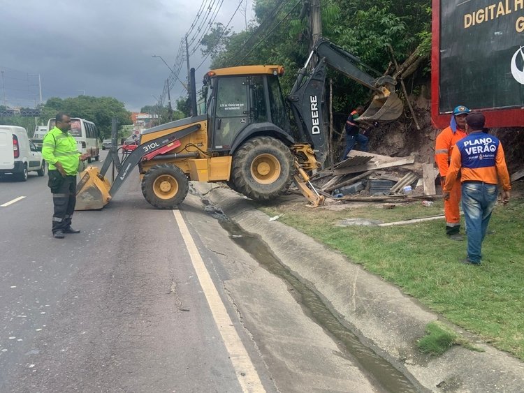 demolição de estrutura irregular na avenida torquato tapajós em manaus