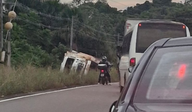 caçamba tombada na rodovia am-070