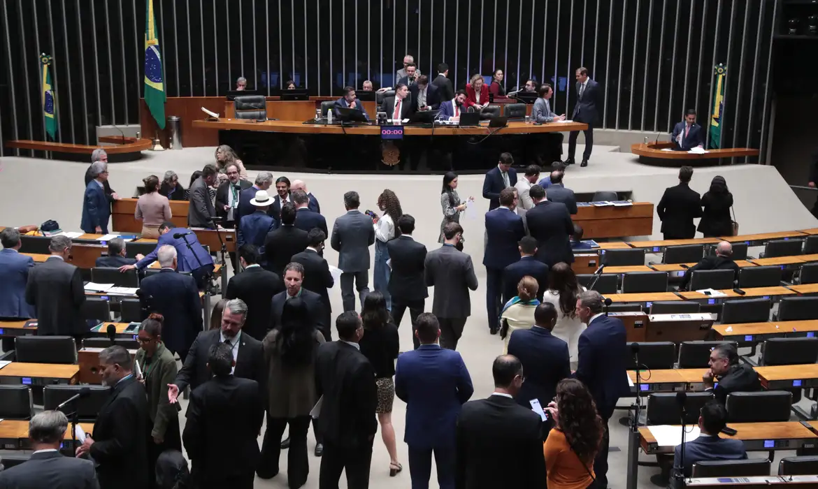 Bandeiras representativas do Mercosul e da União Europeia em destaque simbolizando a aprovação do acordo comercial histórico.