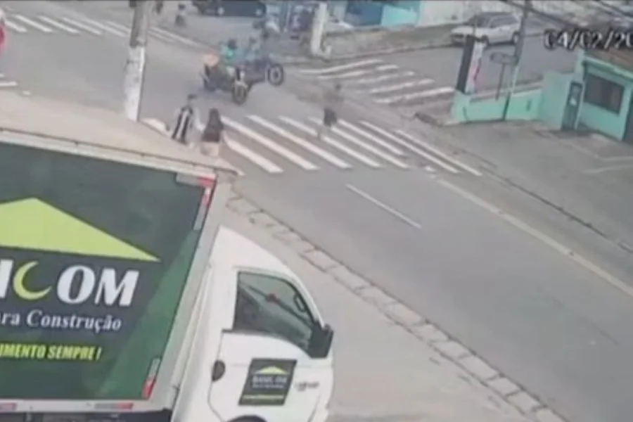Câmera de segurança registra acidente de trânsito na zona sul de São Paulo