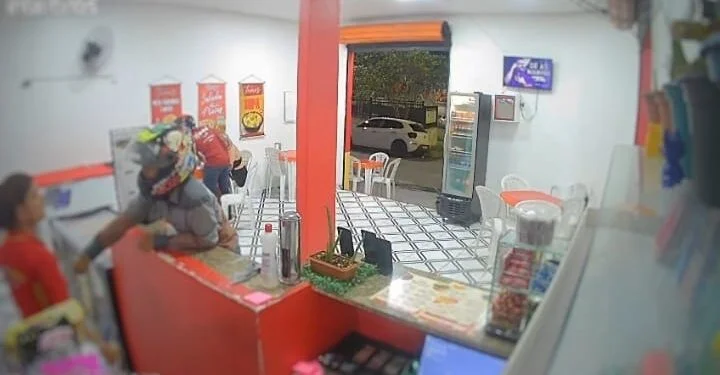 Imagens de câmeras de segurança registram assalto em lanchonete no Manoa